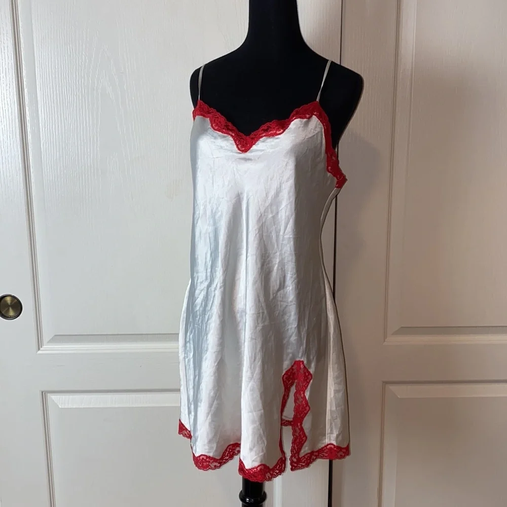 SOLD Y2K RETRO VINTAGE VICTORIAS SECRET WHITE SATIN RED LACE LINGERIE SLIP